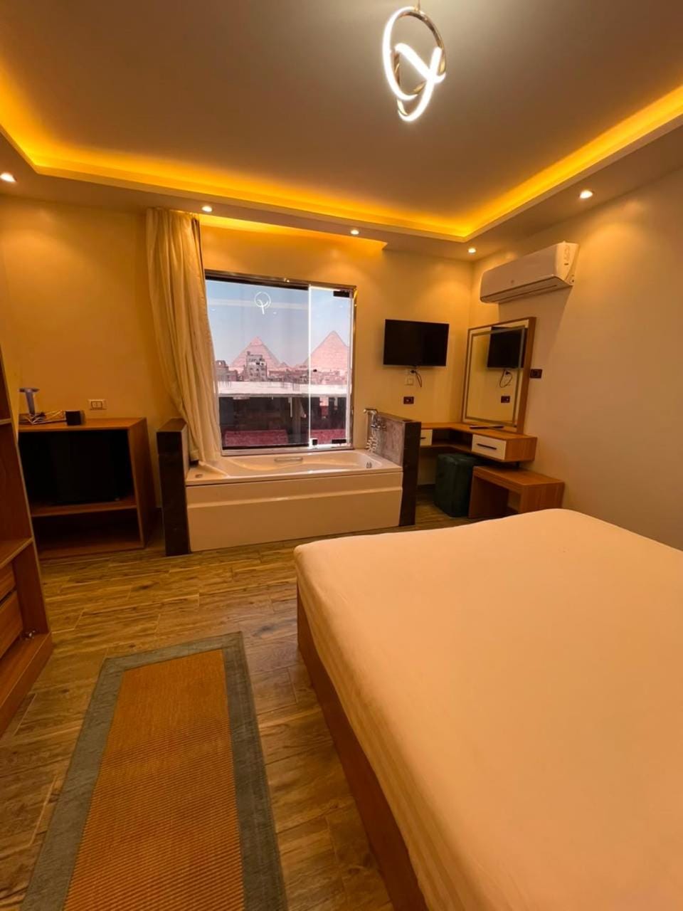 Bed, TV and multimedia, View (from property/room), Photo of the whole room, Bedroom, Mountain view