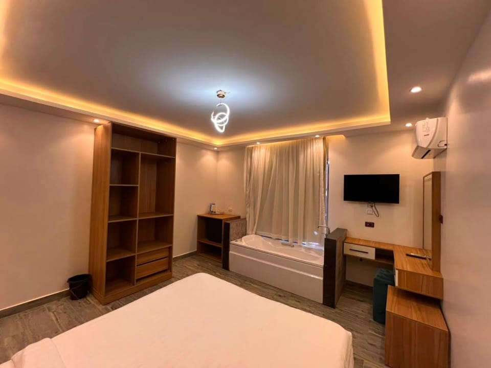 Bed, TV and multimedia, Photo of the whole room, Bedroom, Bath