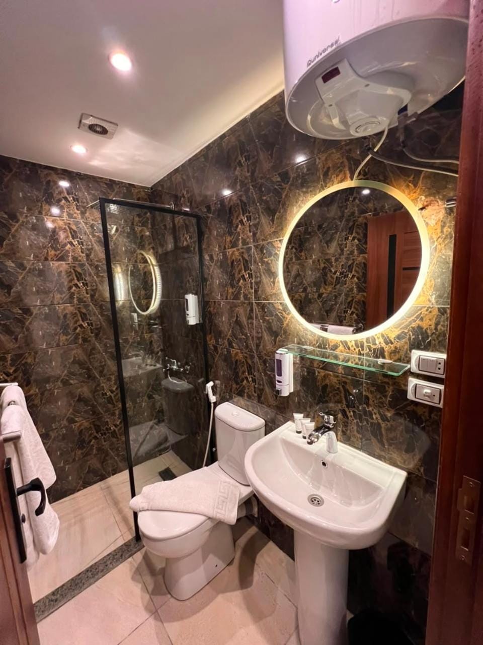 Shower, Toilet, Bathroom, bidet, towels