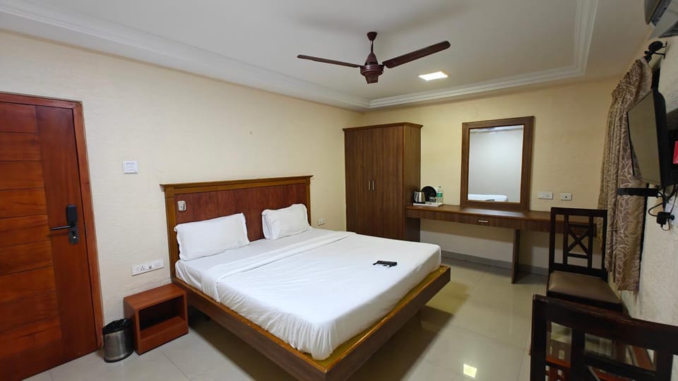 GSILVER SS HOTELS - BUSINESS CLASS ROOMS Near Tirupur Railway Station & Kadharpet Hotel in Tamil Nadu
