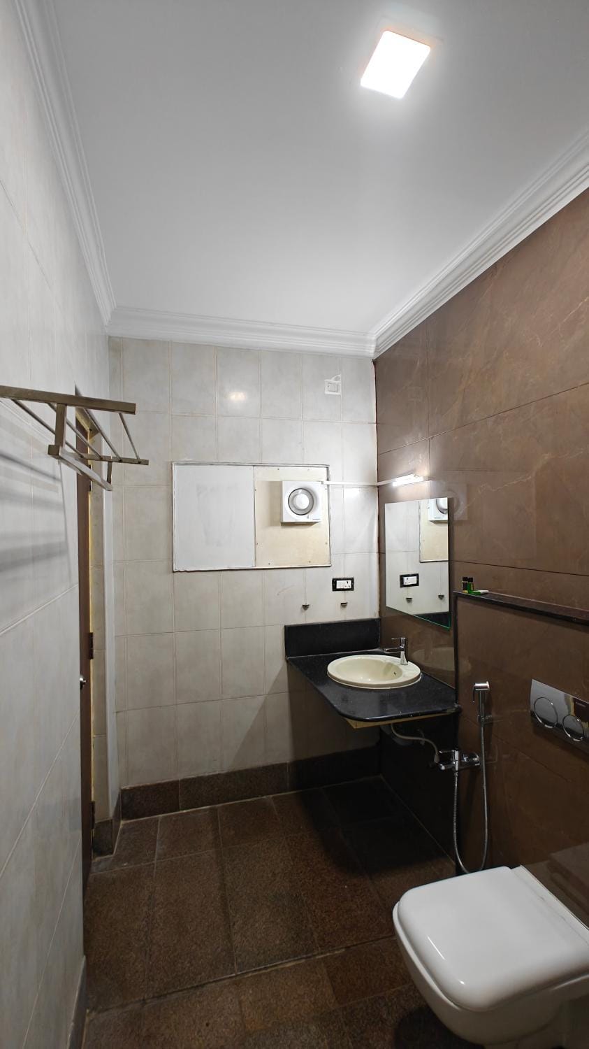 GSILVER SS HOTELS - BUSINESS CLASS ROOMS Near Tirupur Railway Station & Kadharpet Hotel in Tamil Nadu