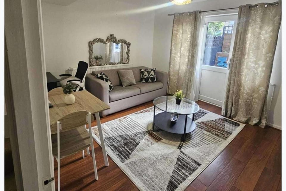 Living room, Photo of the whole room, Decorative detail, Seating area, Dining area, furniture, acessibility