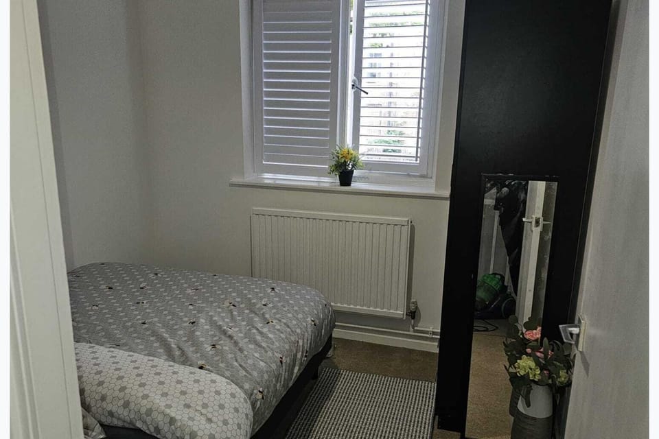 Bed, Photo of the whole room, Bedroom, wardrobe, acessibility
