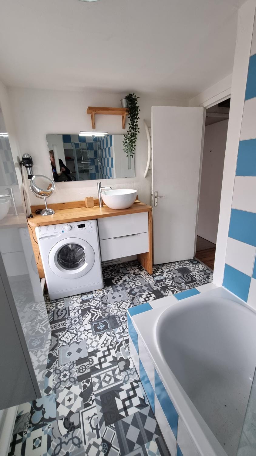 Bathroom, washing machine