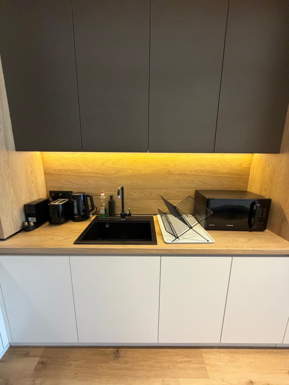 Coffee/tea facilities, Kitchen or kitchenette, microwave, stove, toaster