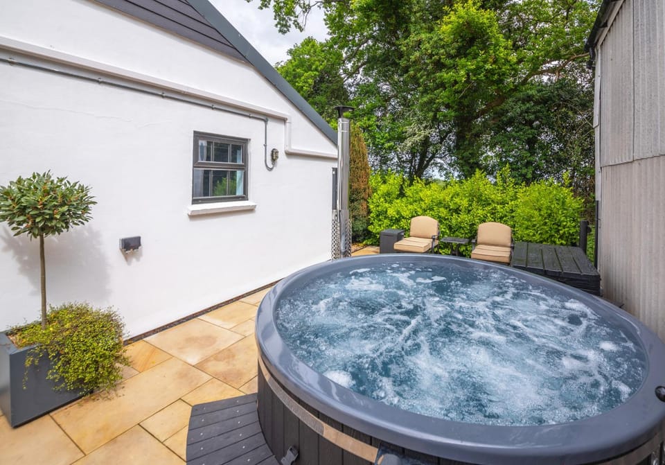The Old Workshop - A luxury countryside retreat with air-conditioning and hot tub House in Borough of Swale