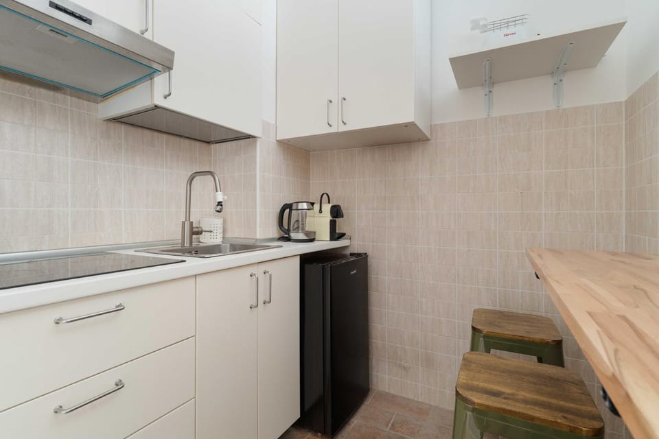 Coffee/tea facilities, Kitchen or kitchenette, Dining area, stove