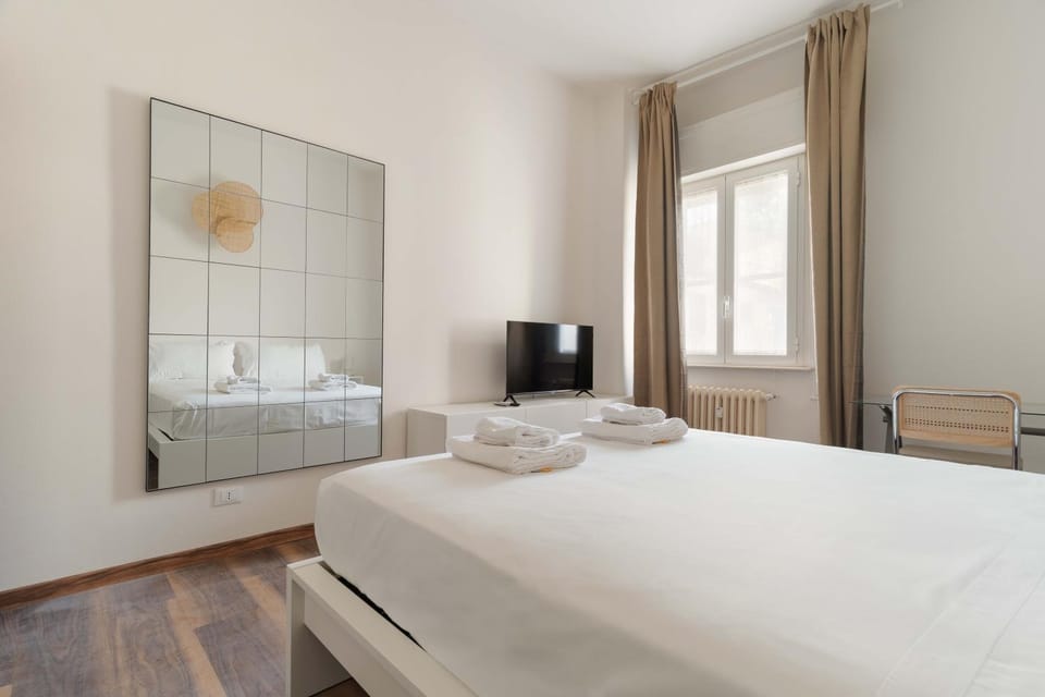 Bed, TV and multimedia, Photo of the whole room, Bedroom, towels, wardrobe