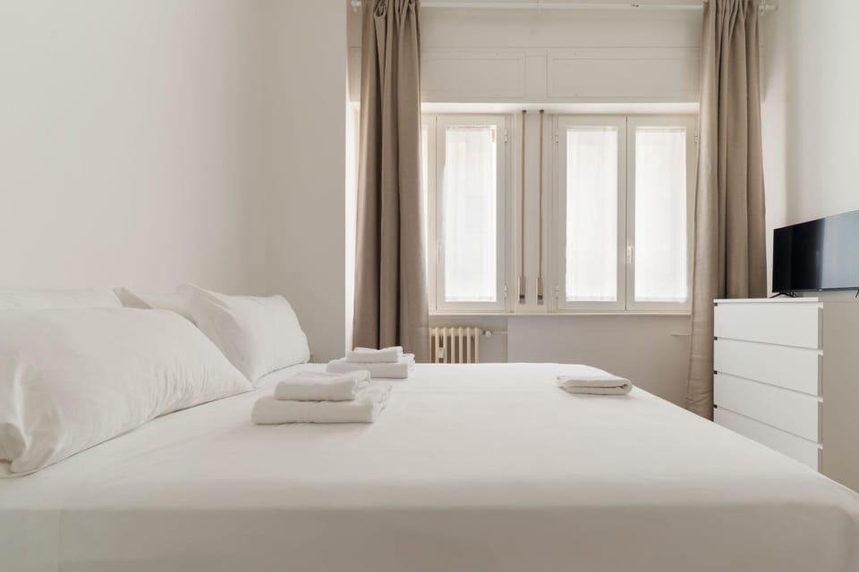 Bed, TV and multimedia, Photo of the whole room, Bedroom, towels