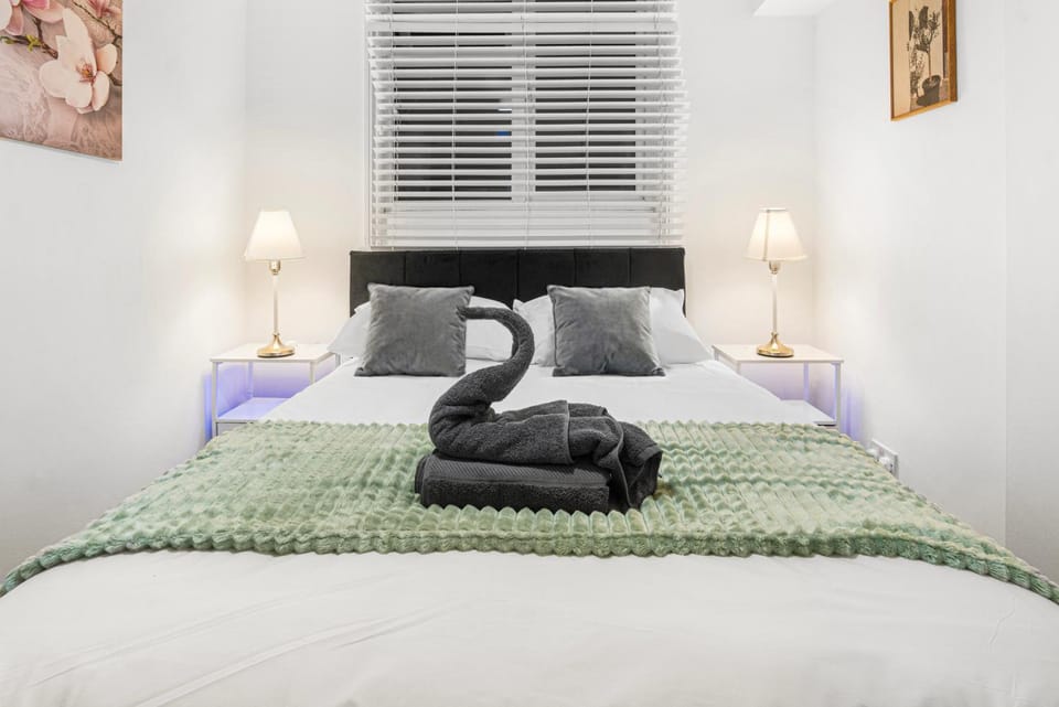 Bed, Bedroom, towels, towels
