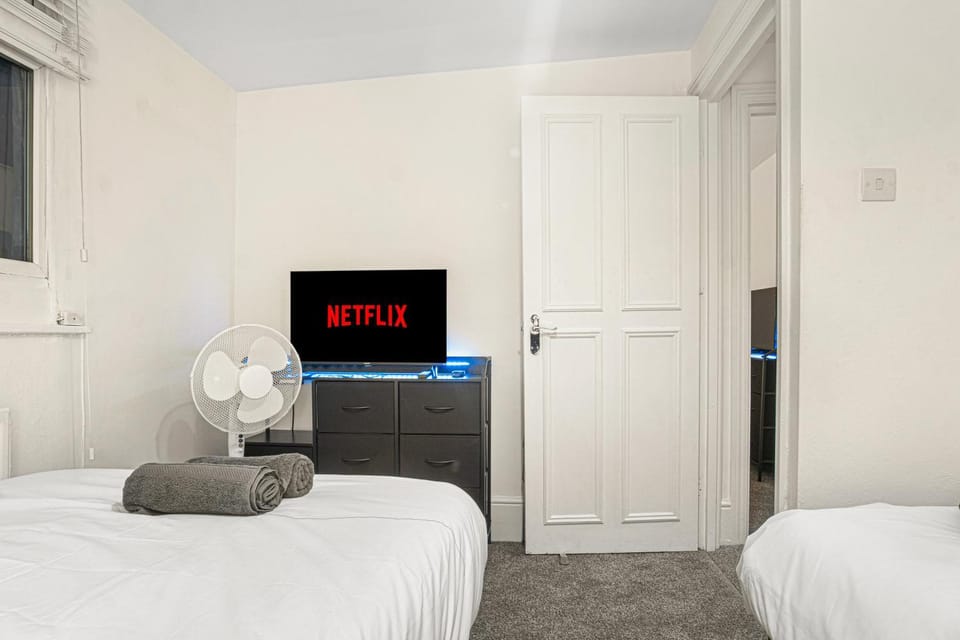 Bed, TV and multimedia, Bedroom, towels, towels