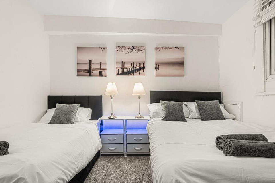 Bed, Bedroom, towels, towels