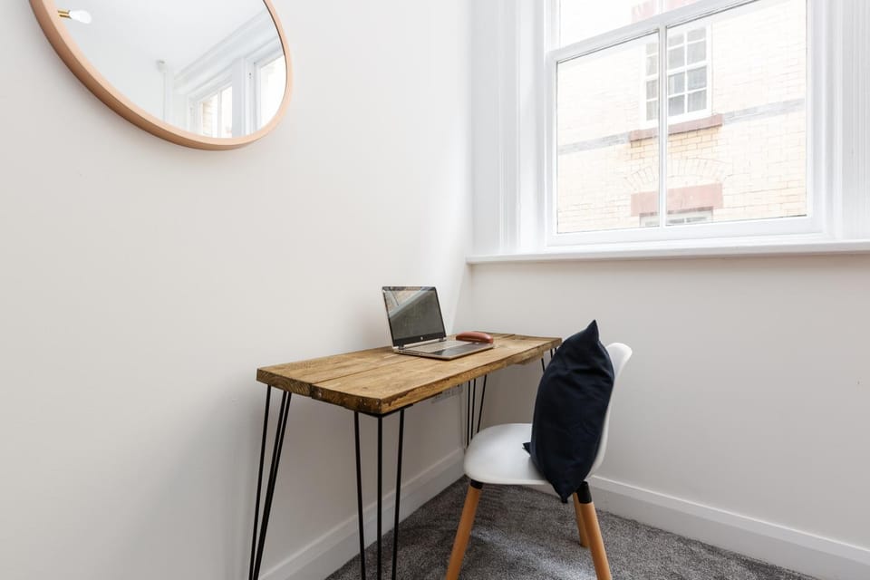 Historic Charm King Bed Work Desk Sofa Bed Apartment in Liverpool