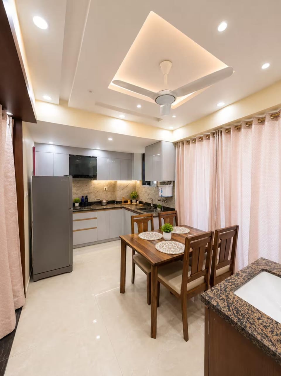 Kitchen or kitchenette, Dining area