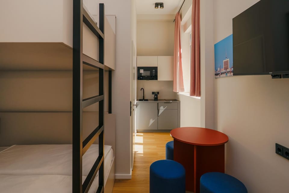 Bed, TV and multimedia, Kitchen or kitchenette, Photo of the whole room, Seating area, bunk bed, microwave