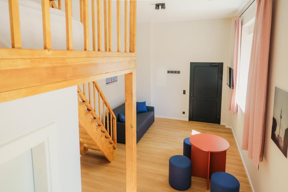 TV and multimedia, Living room, Photo of the whole room, Seating area, bunk bed
