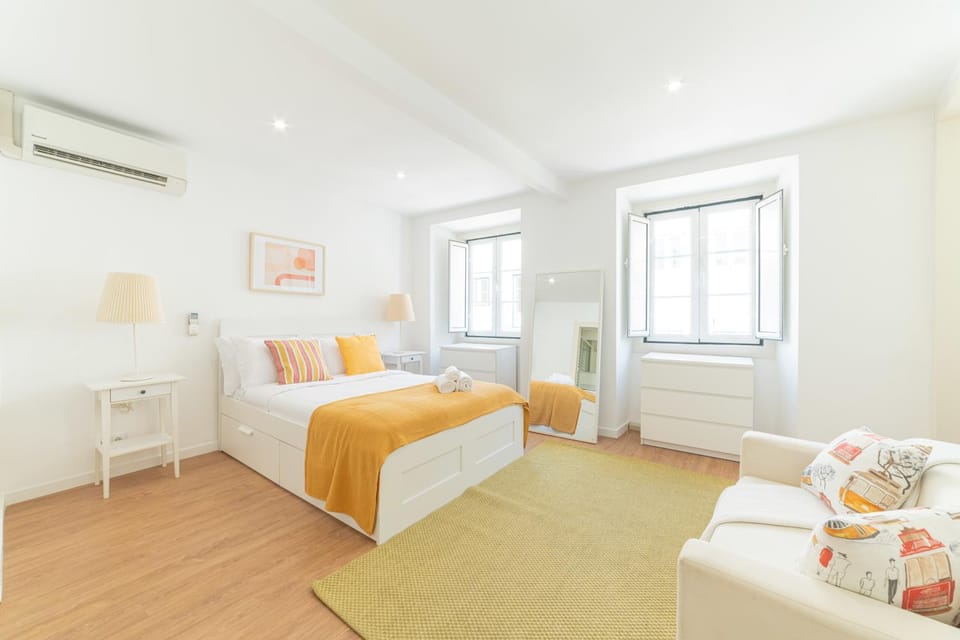 Bed, Photo of the whole room, Seating area, Bedroom, air conditioner