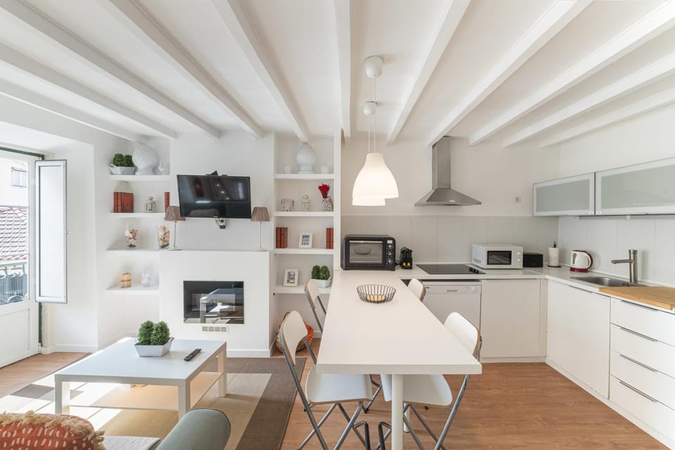 TV and multimedia, Kitchen or kitchenette, Dining area, fireplace, oven, stove, toaster