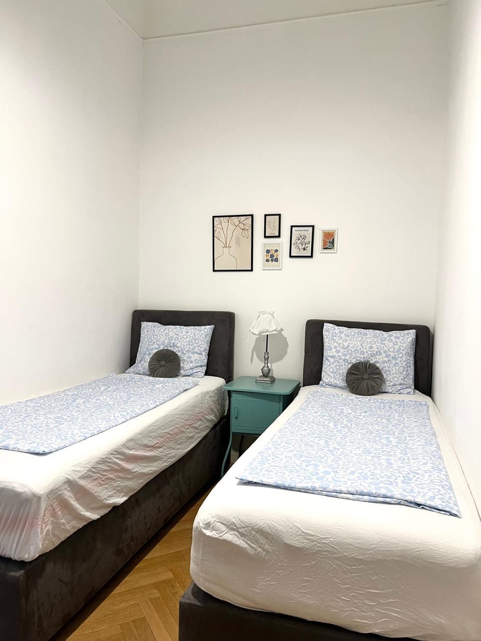Bed, Photo of the whole room, Decorative detail, Bedroom