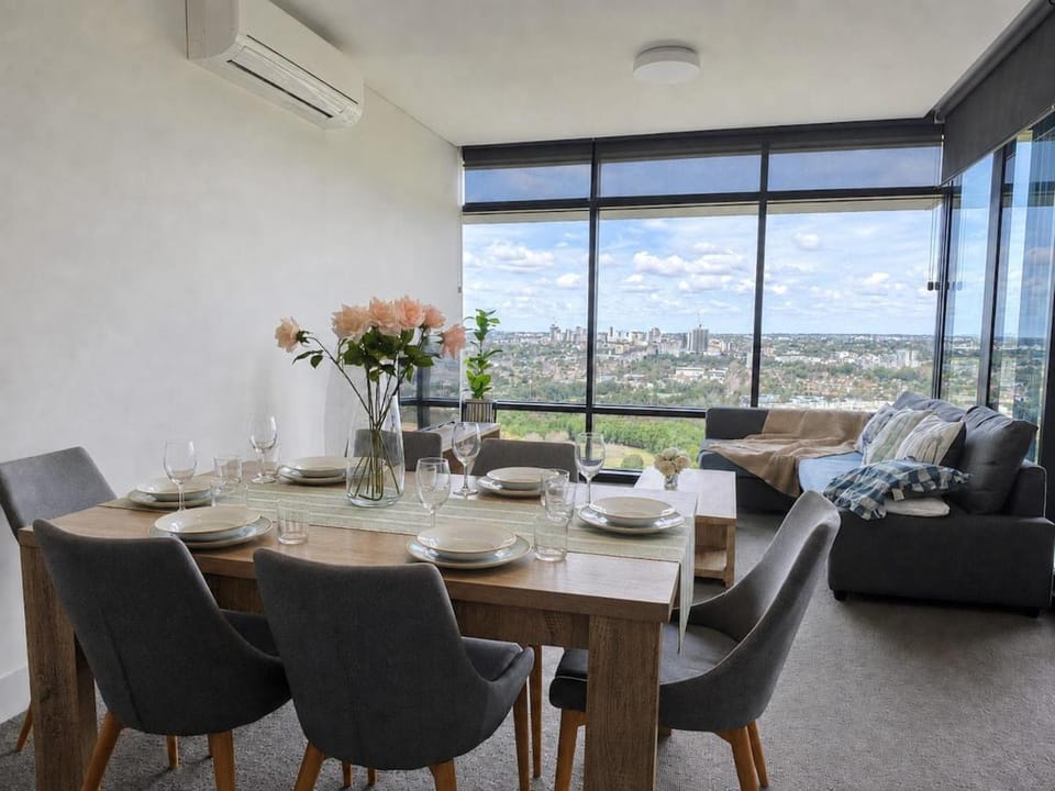 View (from property/room), Living room, Seating area, Dining area, air conditioner