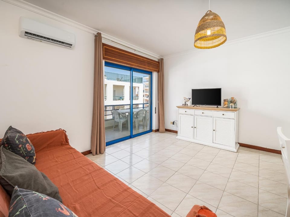 TV and multimedia, Living room, Seating area, Evening entertainment, air conditioner