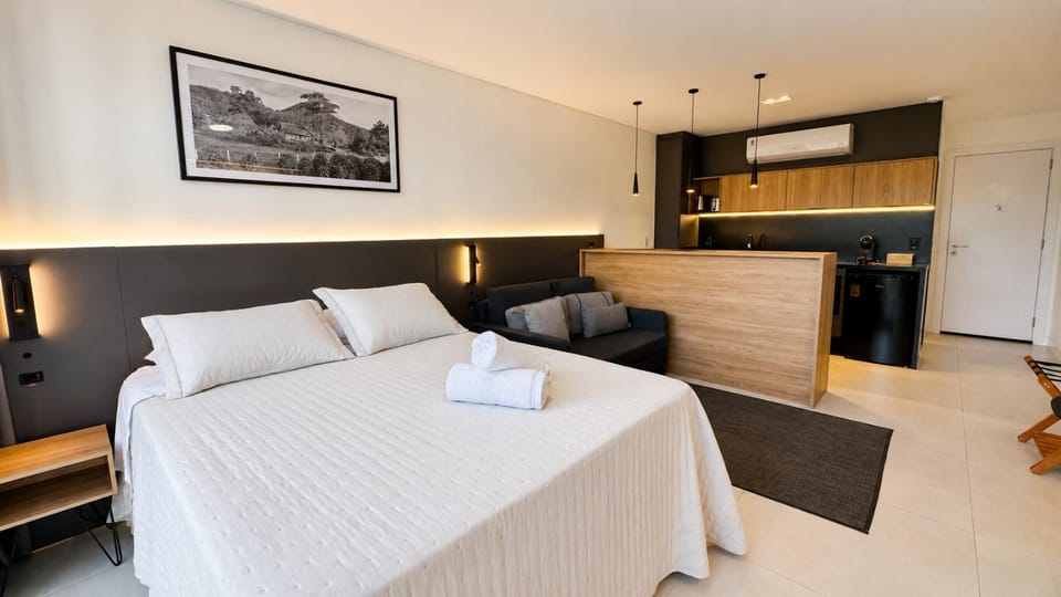 Bed, Kitchen or kitchenette, Living room, Photo of the whole room, Seating area, Bedroom, towels