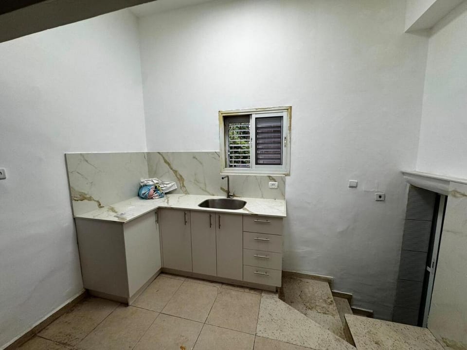 Charming Renovated 2BR Apt with Private Garden & Prime Location ארלוזורוב 86 Apartment in Haifa