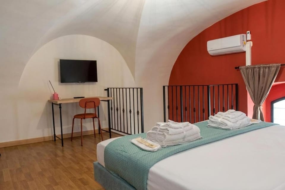 Bed, TV and multimedia, Photo of the whole room, Bedroom, towels, air conditioner