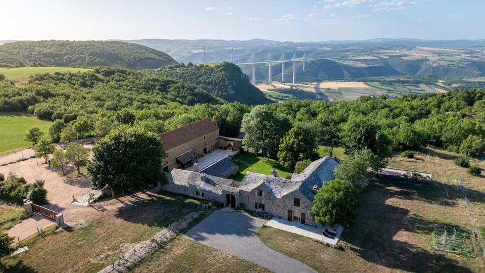 Face au Viaduc de Millau - Suite et piscine Apartment in Occitanie