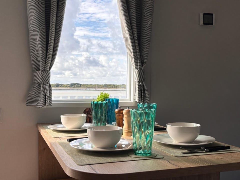 Coffee/tea facilities, Kitchen or kitchenette, Dining area