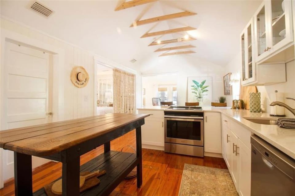 Kitchen or kitchenette, dishwasher, oven, stove
