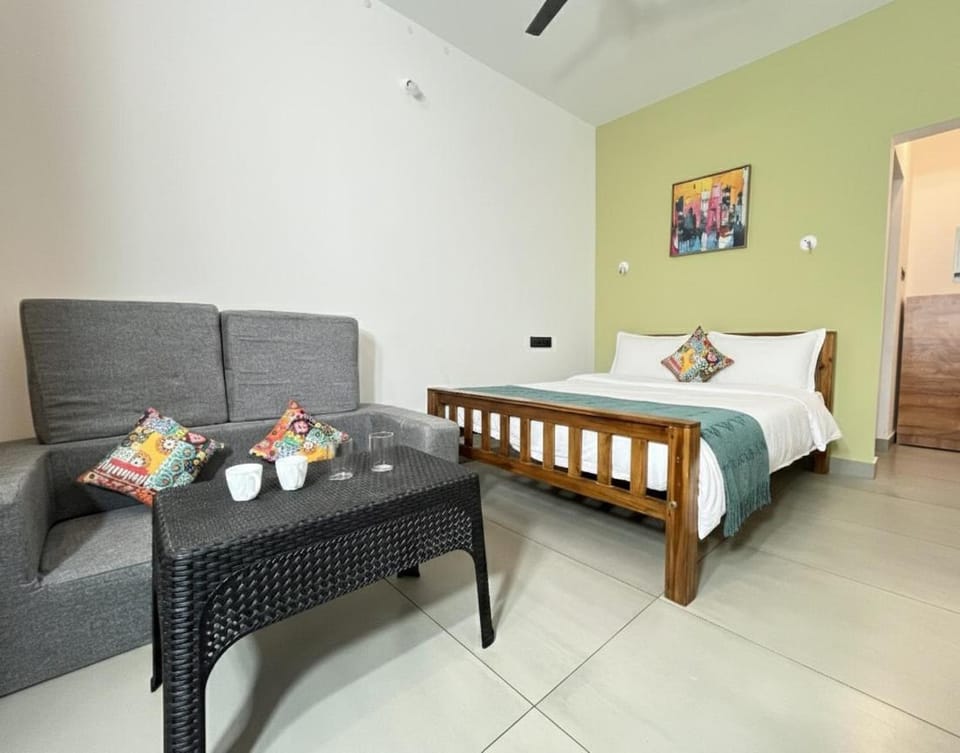 Bed, Living room, Photo of the whole room, Seating area, Bedroom