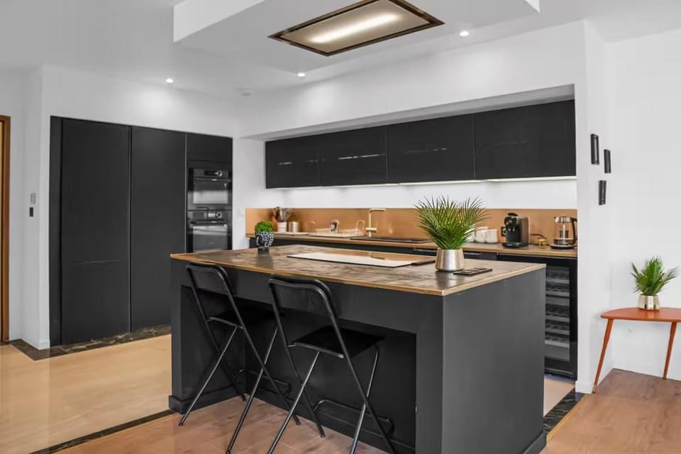 Kitchen or kitchenette, Dining area, minibar, stove
