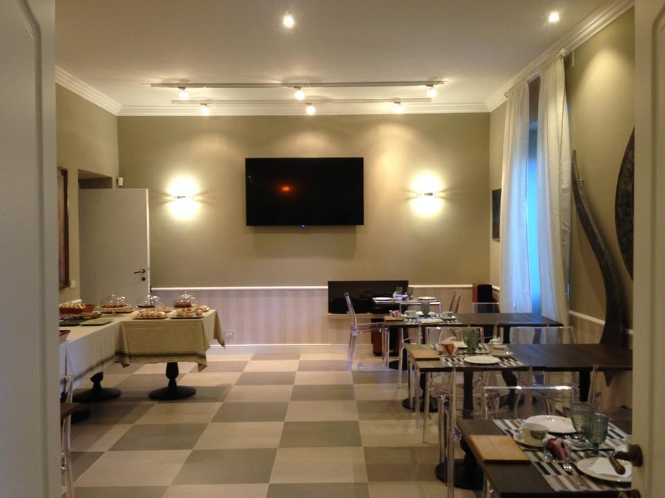 Restaurant/places to eat, Breakfast, Continental breakfast, Buffet breakfast, Italian breakfast, American breakfast, Dinner
