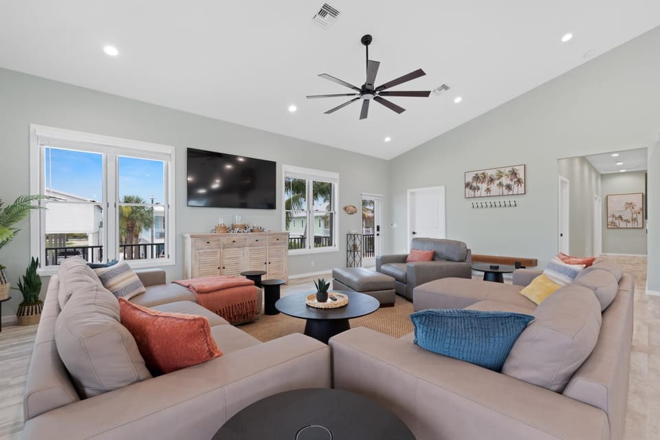 Seaside Cottage by Sun Palace Vacations House in Estero Island