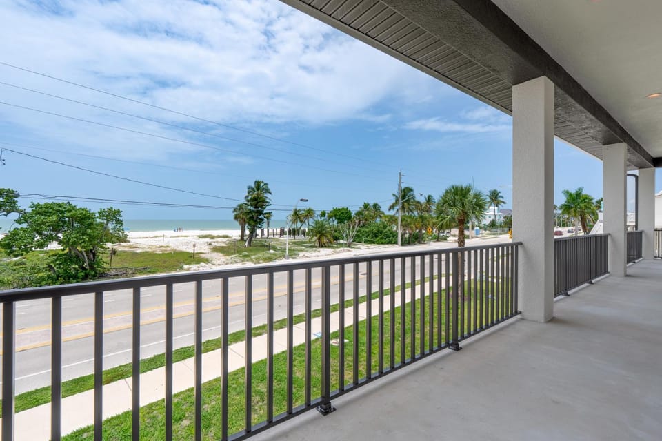 Seaside Cottage by Sun Palace Vacations House in Estero Island
