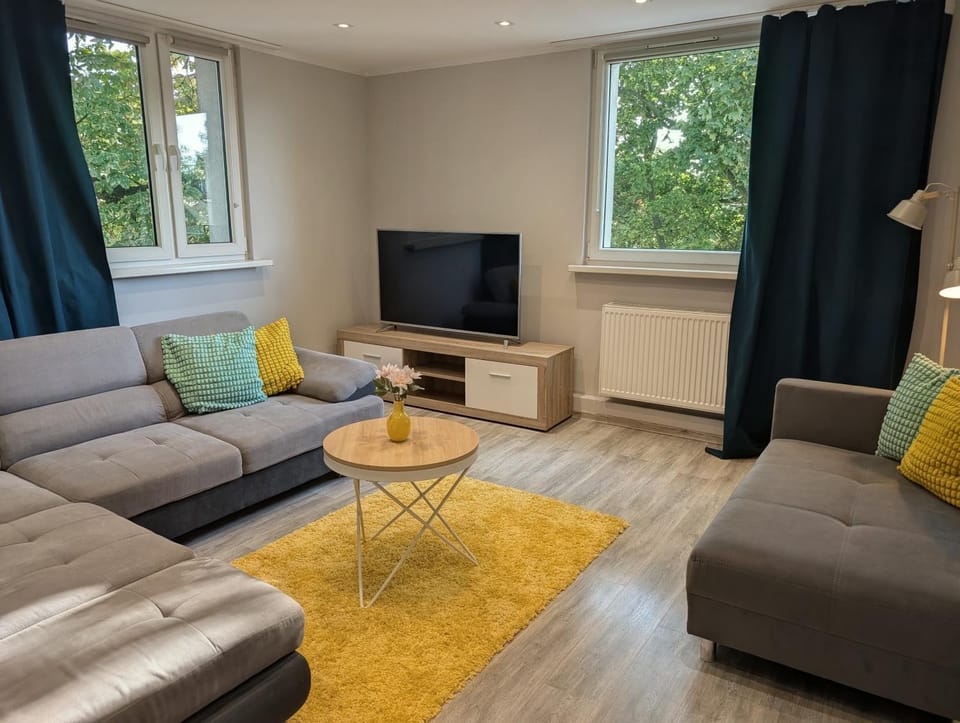 Communal lounge/ TV room, TV and multimedia, Living room, Seating area, Evening entertainment