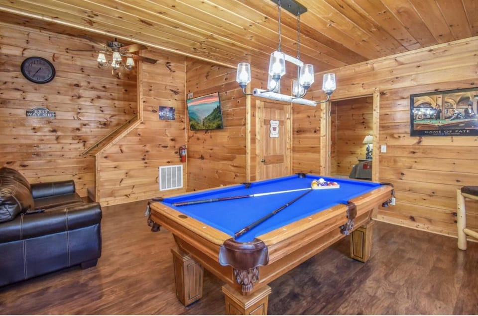 American Charm Hot Tub Game Room Fireplace House in Pigeon Forge