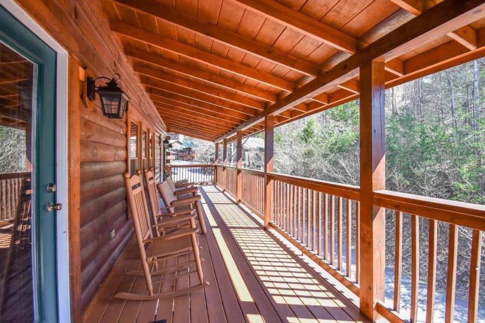 American Charm Hot Tub Game Room Fireplace House in Pigeon Forge