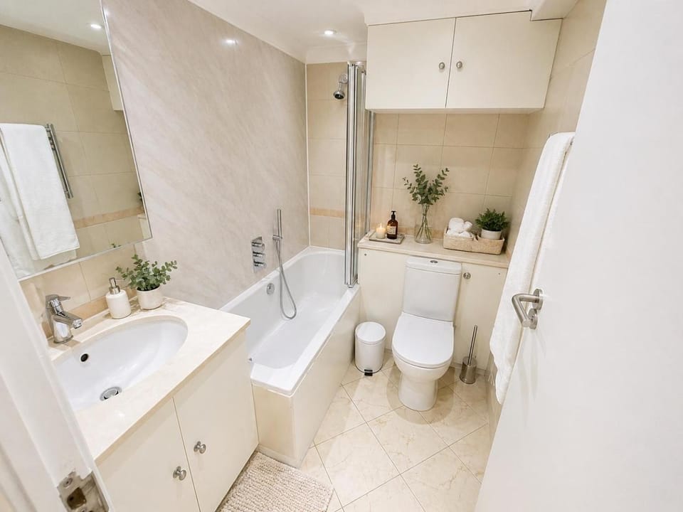 Shower, Toilet, Bath, towels