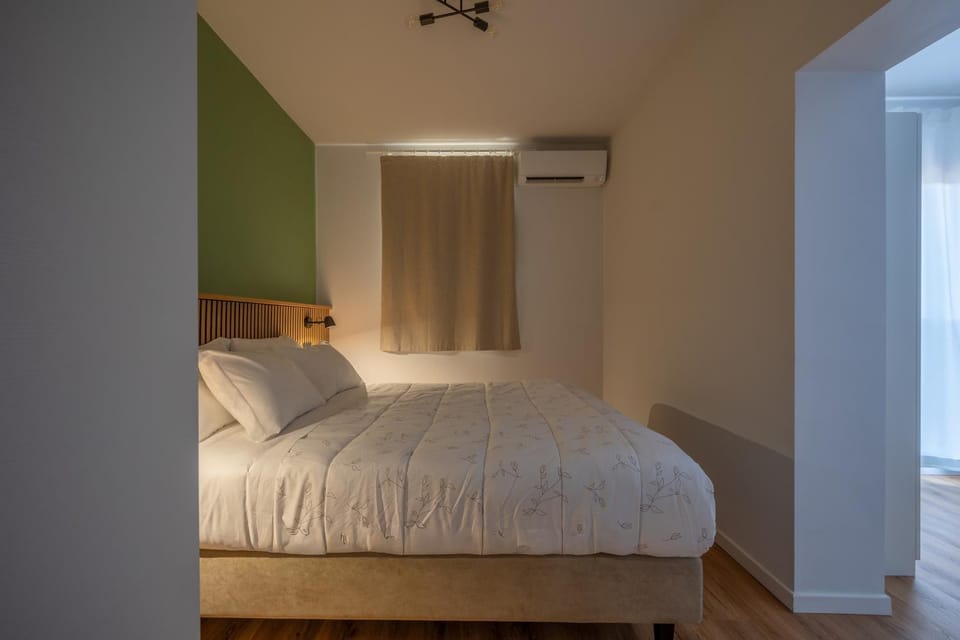 Photo of the whole room, Bedroom, locker, air conditioner