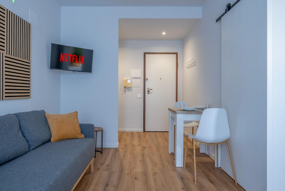 Living room, Seating area, Evening entertainment, internet