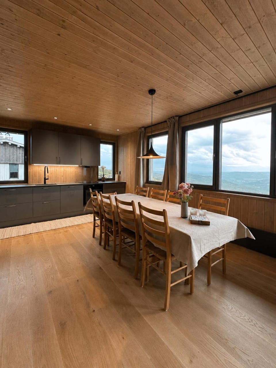 Kitchen or kitchenette, Dining area