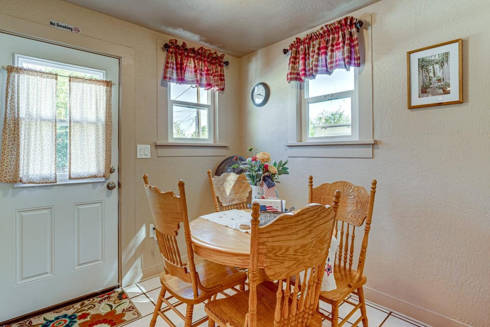 Grand Canyon Gateway: Walkable Williams Home House in Williams