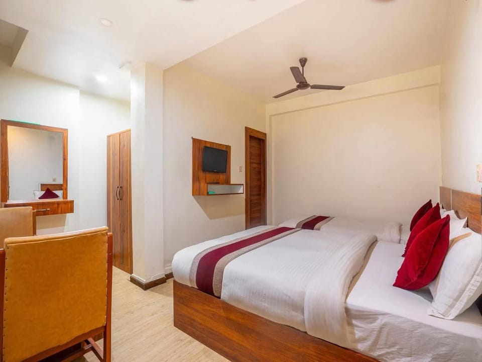 Bed, TV and multimedia, Photo of the whole room, wardrobe