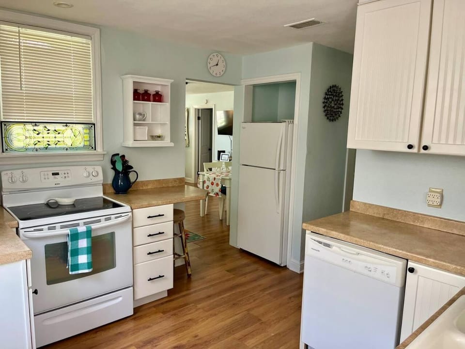 Best Location! Walk to Dining, Trail & Stadium House in Dunedin