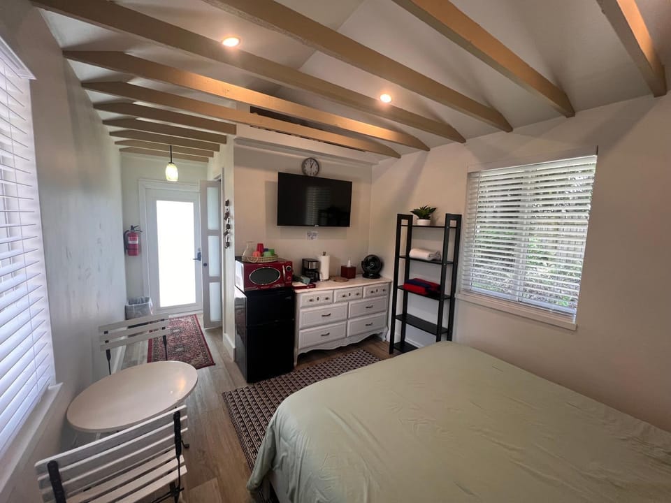 The Pines Hideaway 512 Cottage Capsule hotel in Wilton Manors