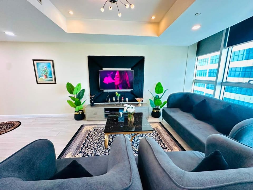 Communal lounge/ TV room, TV and multimedia, Living room, Seating area, Evening entertainment