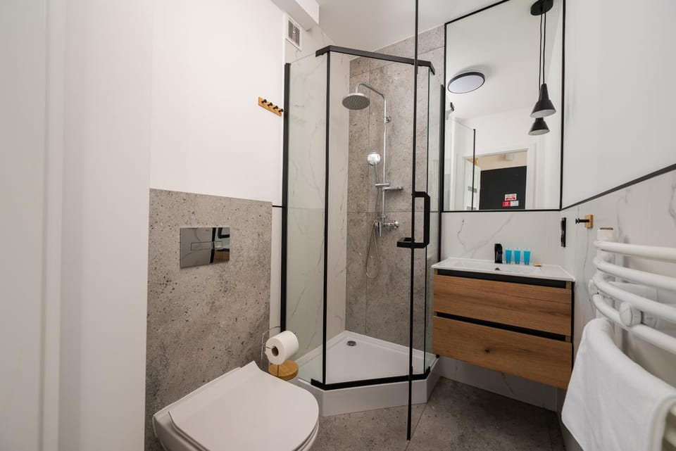 Shower, Toilet, Bathroom, Photo of the whole room, towels