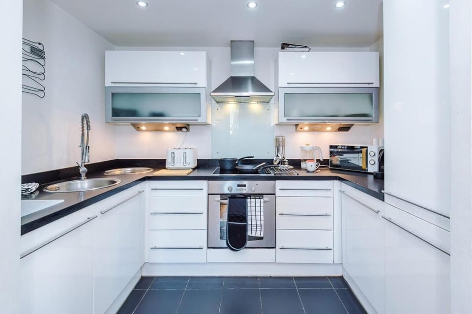 Manchester Modern 2BR Sleeps 4 Deansgate House in Salford